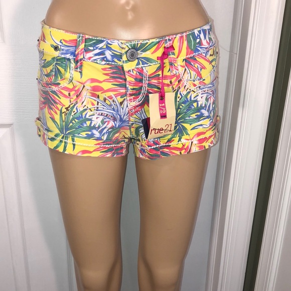 rue 21 Multi-Color Print Shorts 1/2 - Picture 1 of 8